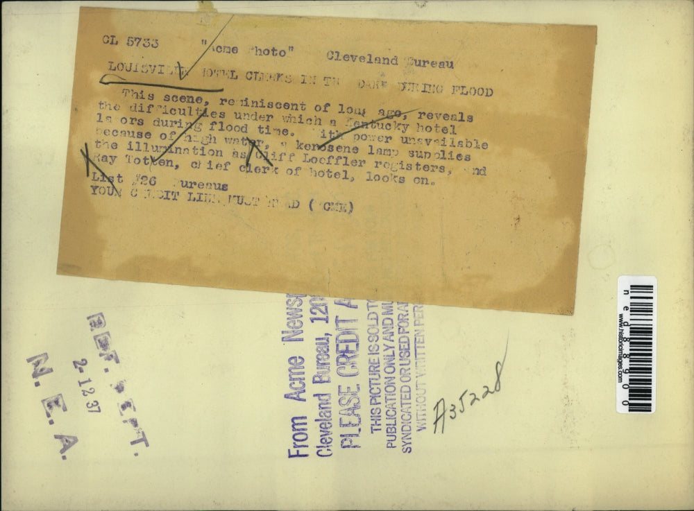 1937 Press Photo Cliff Looffler and Ray Totten,chief clerk of Louisville Hotel