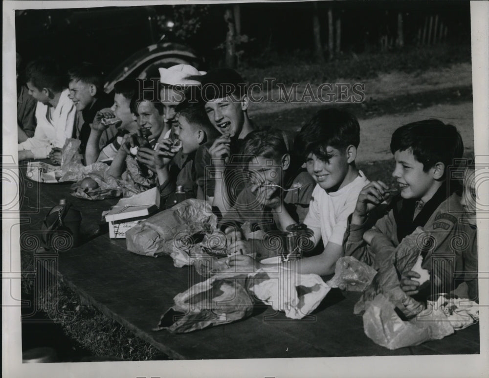 1946 Press Photo Scouts of Troop 321 of Blessed Sacrament Church at supper time