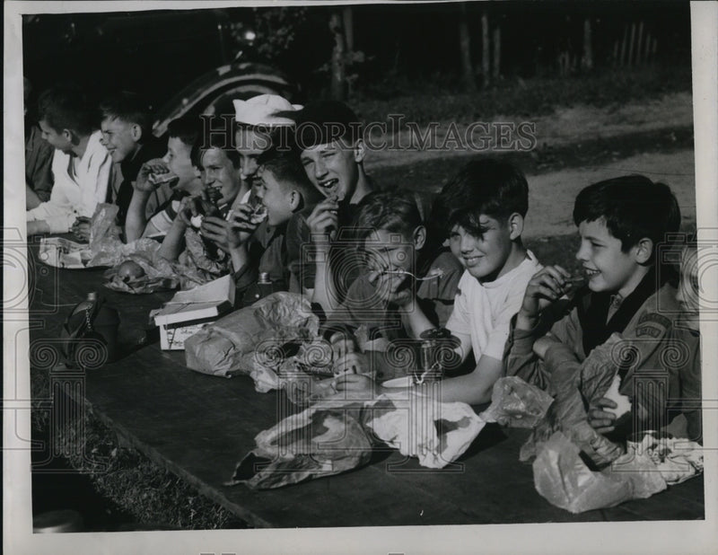 Load image into Gallery viewer, 1946 Press Photo Scouts of Troop 321 of Blessed Sacrament Church at supper time

