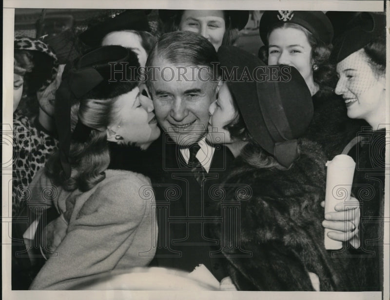 Load image into Gallery viewer, 1941 Press Photo Senator Barkley with Marjorie Ault and Le Morn Pipgras
