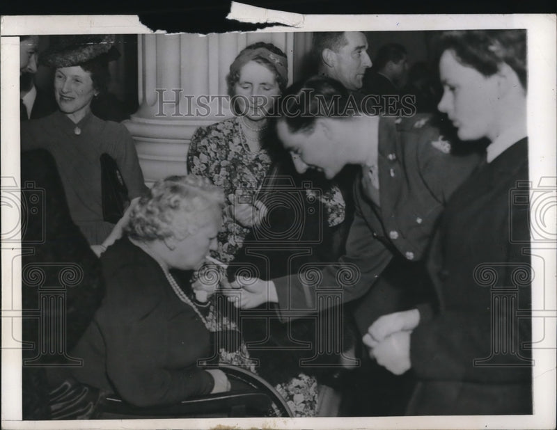 Load image into Gallery viewer, 1944 Press Photo Frank Newson-Smith,Lady Mayoress and Capt. Philip Del Vecchio
