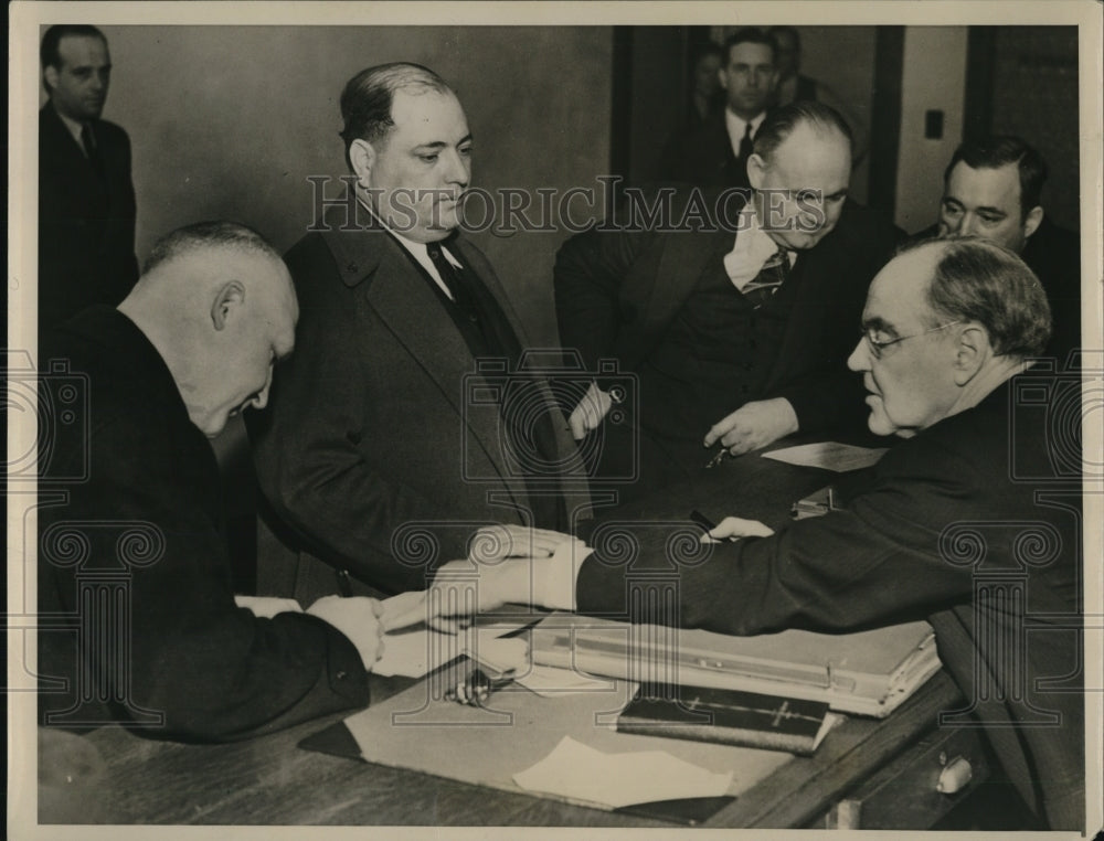 1939 Press Photo Charles Carrolia and Commissioner Charles Thompson