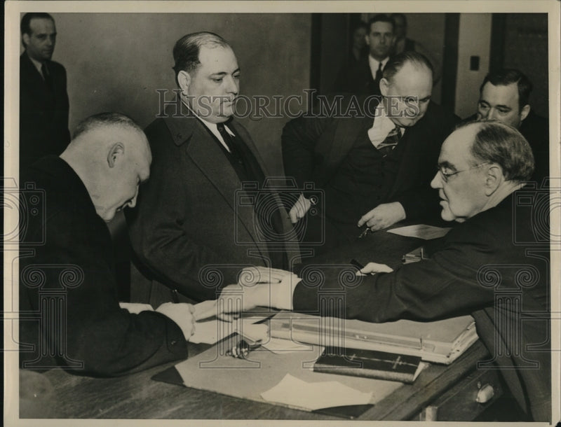 Load image into Gallery viewer, 1939 Press Photo Charles Carrolia and Commissioner Charles Thompson
