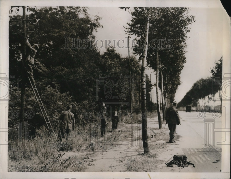 Load image into Gallery viewer, 1939 Press Photo Soldiers Erect Communication Wires For Dispatches At Lagny
