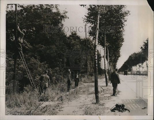 1939 Press Photo Soldiers Erect Communication Wires For Dispatches At Lagny