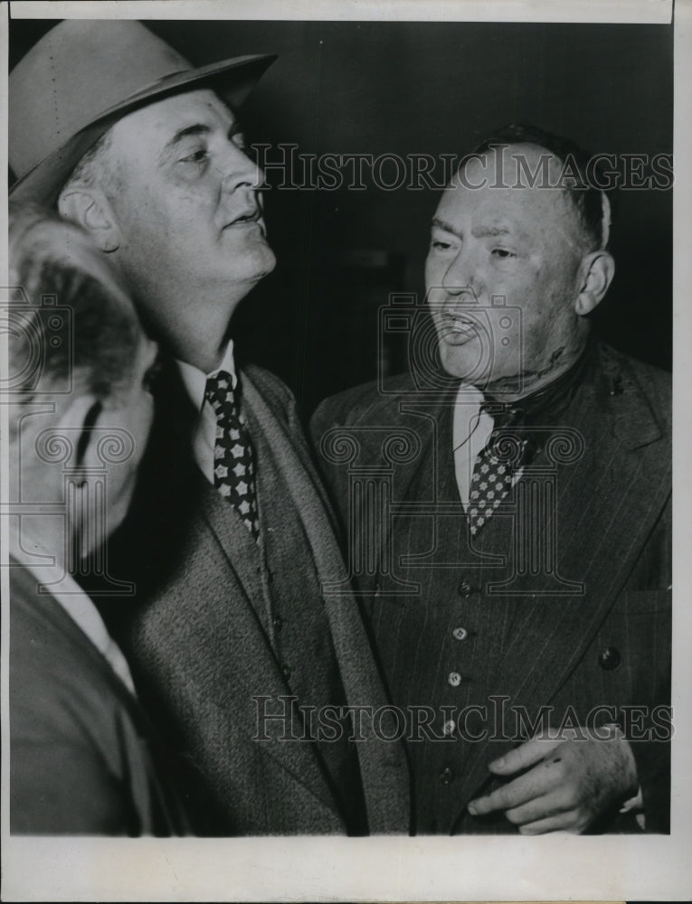 1946 Press Photo Ignatz Strasser Telling Policement of his Unknown Assailant