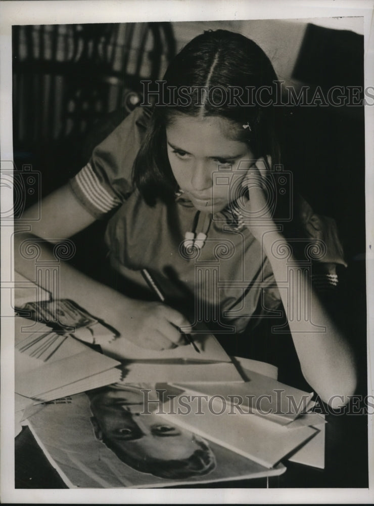 Load image into Gallery viewer, 1939 Press Photo Ruth Treblow send her money to King George, to aid children
