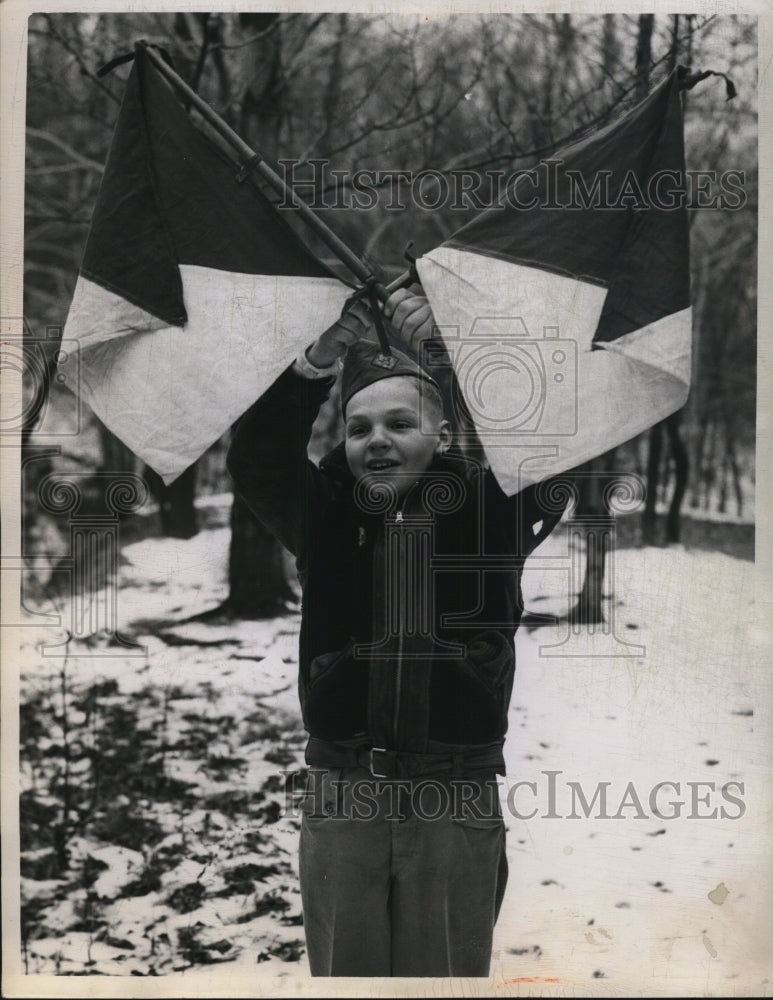 1950 Press Photo Ralph Siebert,signals V for Victory