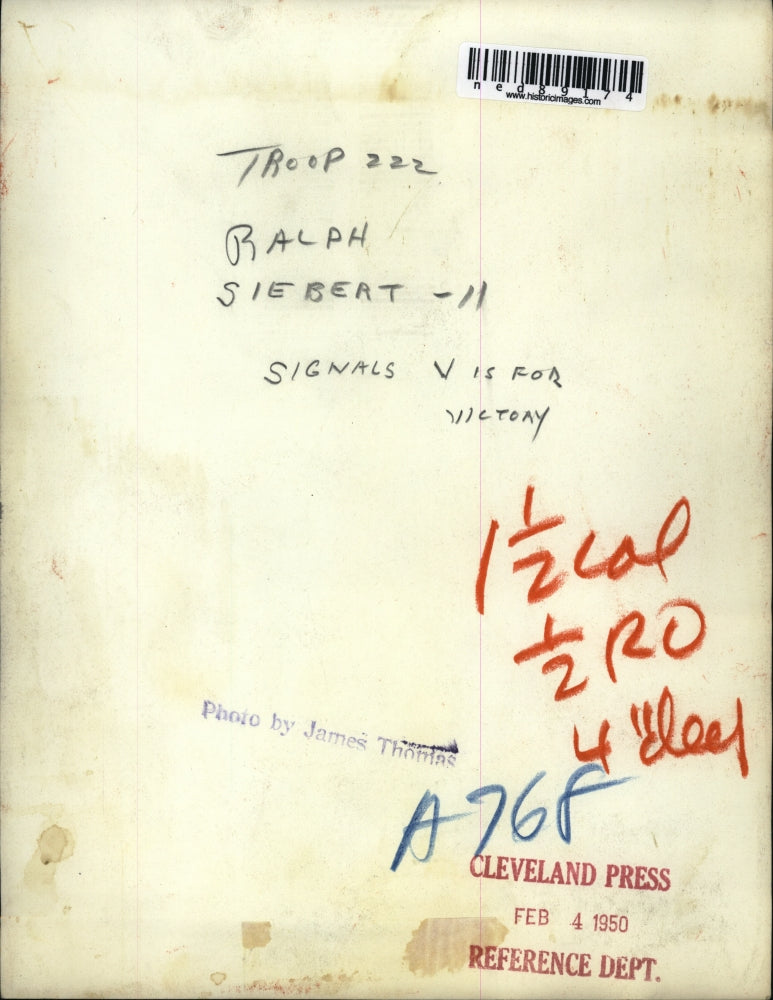 1950 Press Photo Ralph Siebert,signals V for Victory
