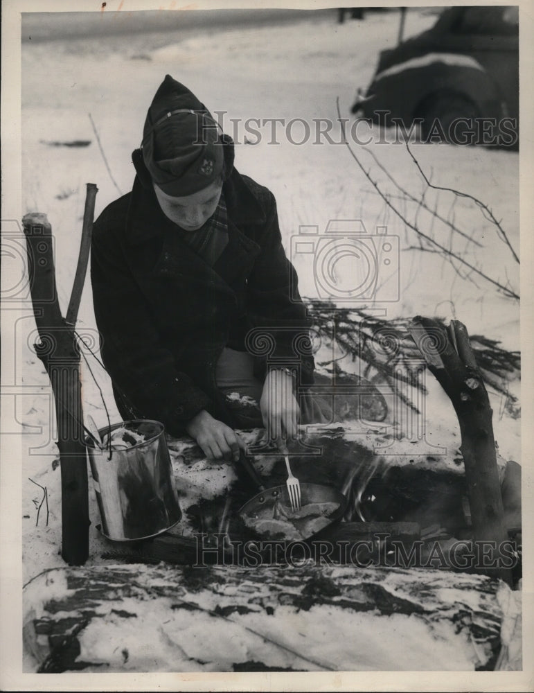 Press Photo William Mcpherson getting ready for his food