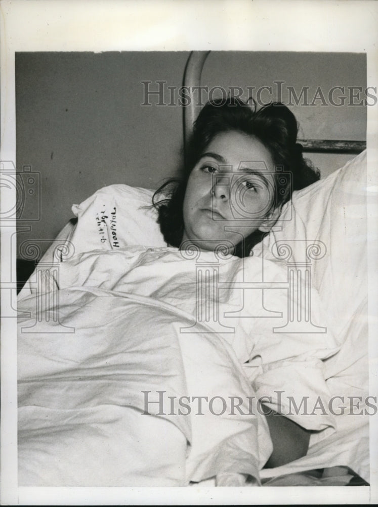 1944 Press Photo of Grace Saunders the sole survivor of a carbon monoxide leak