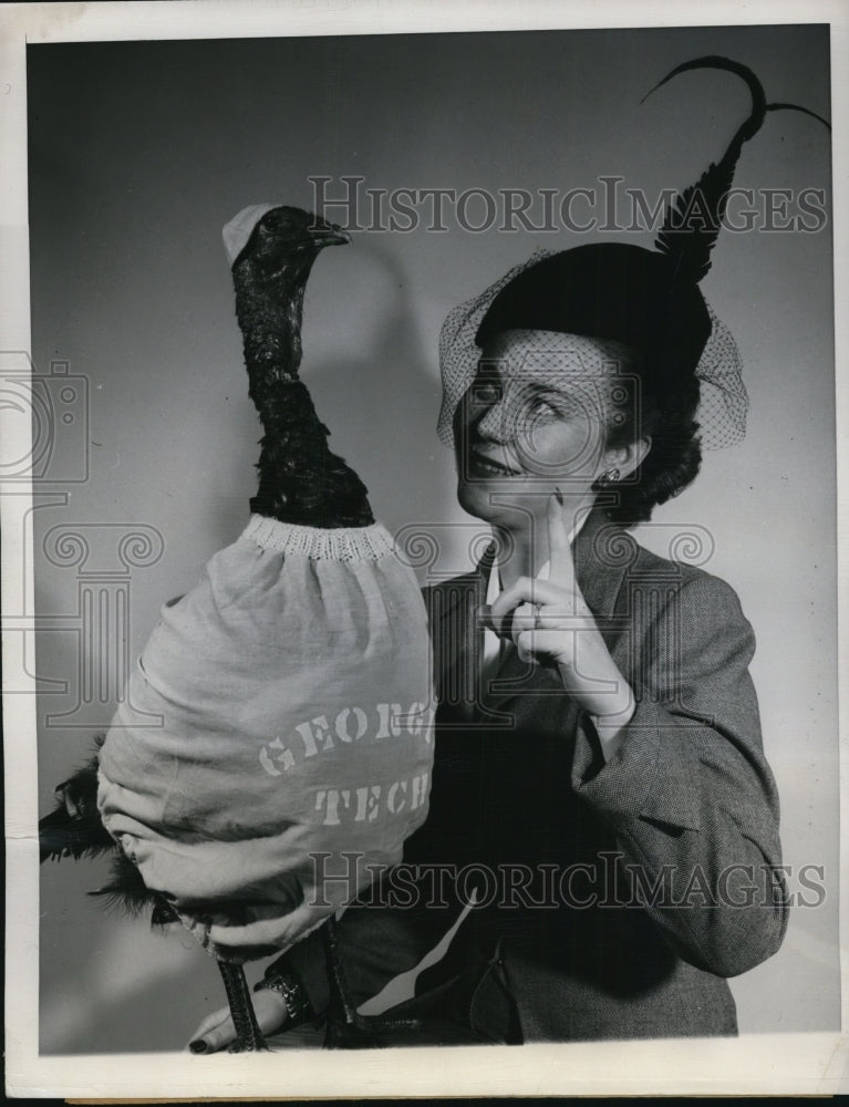 1949 Press Photo of Patricia Stevens inspecting the best dressed turkey from the