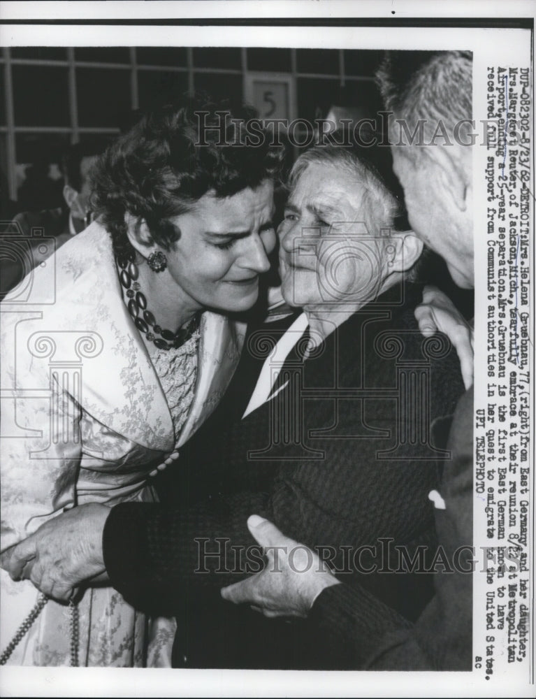 1962 Press Photo of Mrs. Helena Gruebnau 77 (R) , embraces her daughter Mrs.
