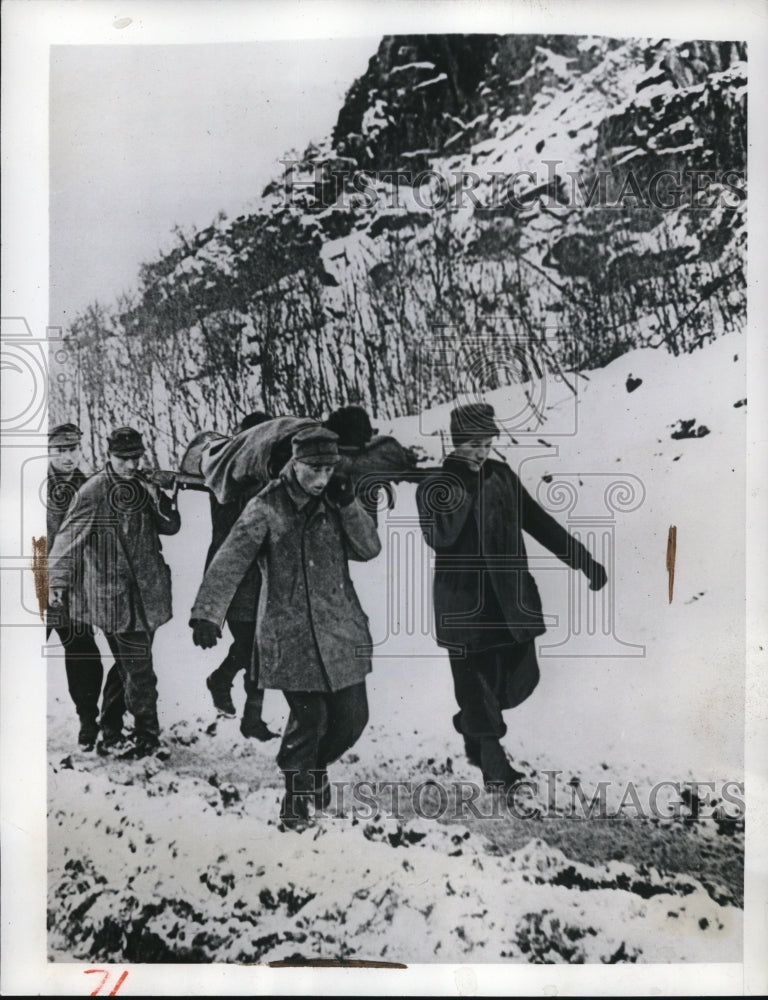 1942 Press Photo of German soldiers carrying a wounded soldier.
