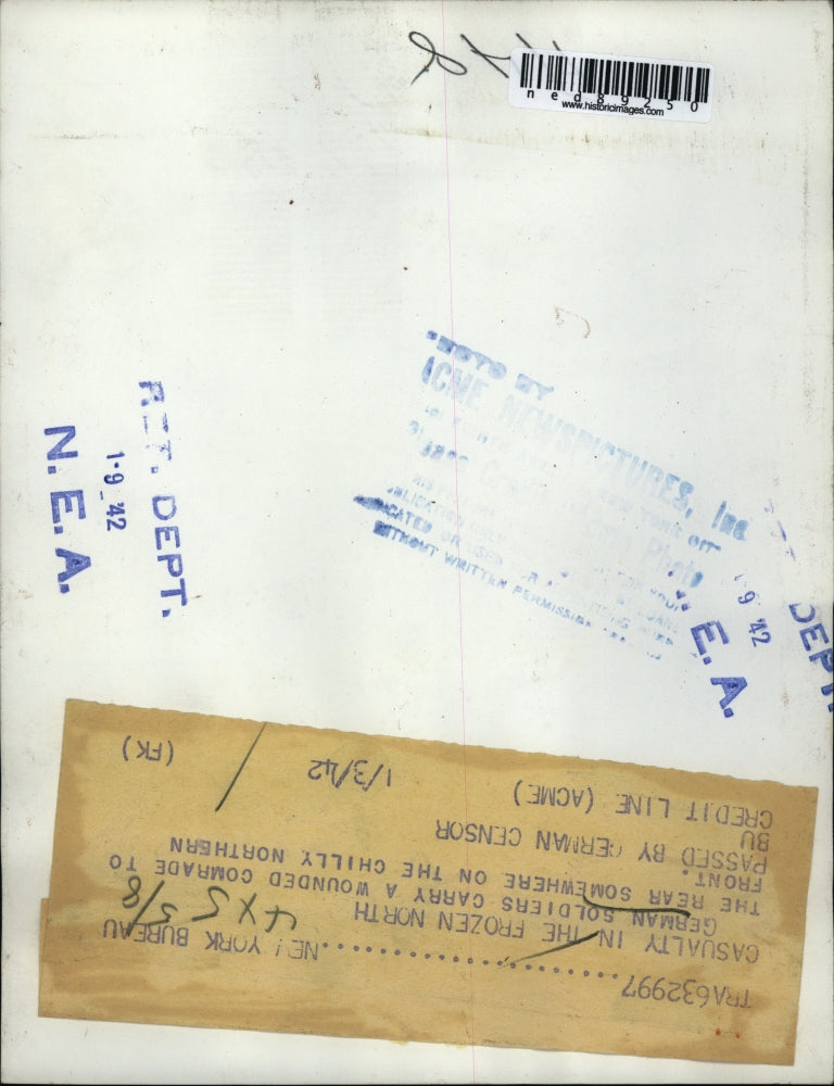 1942 Press Photo of German soldiers carrying a wounded soldier.