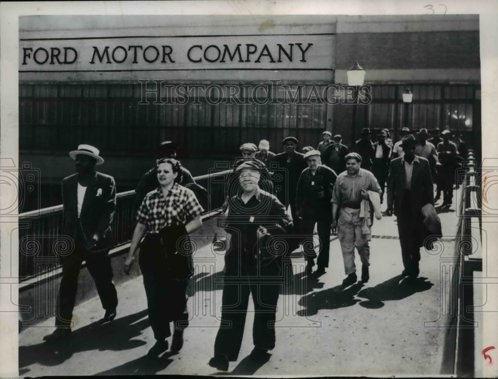 1949 Press Photo Workers leaving the Ford Motor Company plant after negotiation