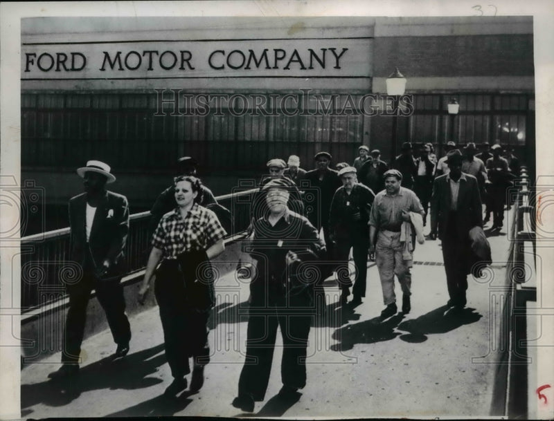 Load image into Gallery viewer, 1949 Press Photo Workers leaving the Ford Motor Company plant after negotiation
