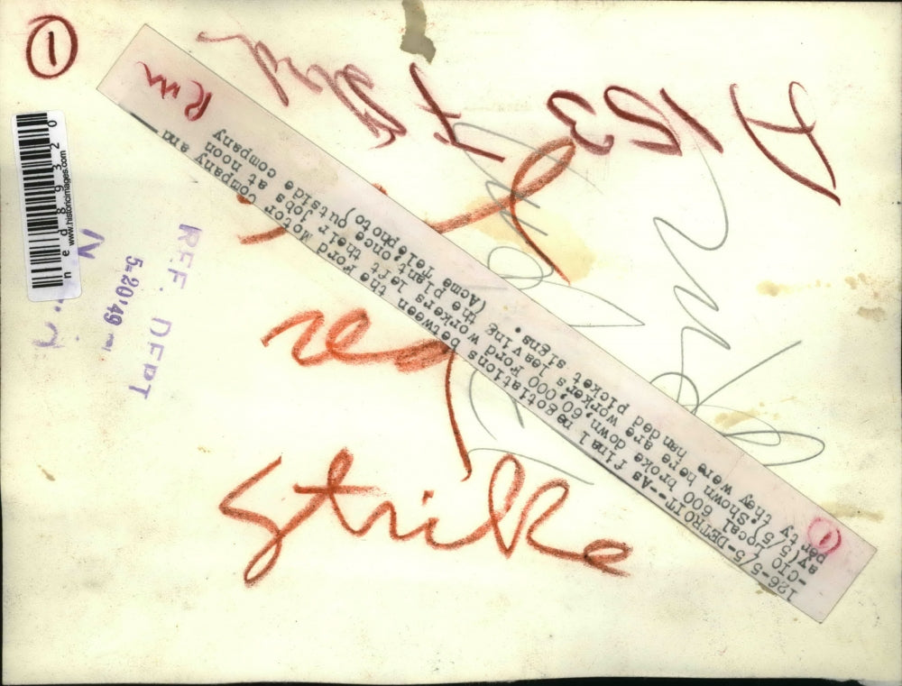 1949 Press Photo Workers leaving the Ford Motor Company plant after negotiation