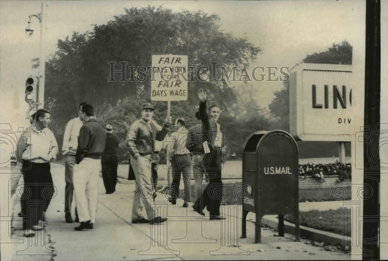 Load image into Gallery viewer, 1961 Press Photo Picket line outside Lincoln Mercury division of Ford Motor Co.
