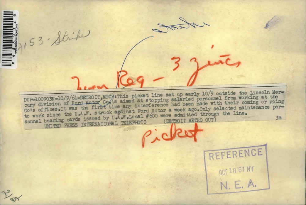 1961 Press Photo Picket line outside Lincoln Mercury division of Ford Motor Co.