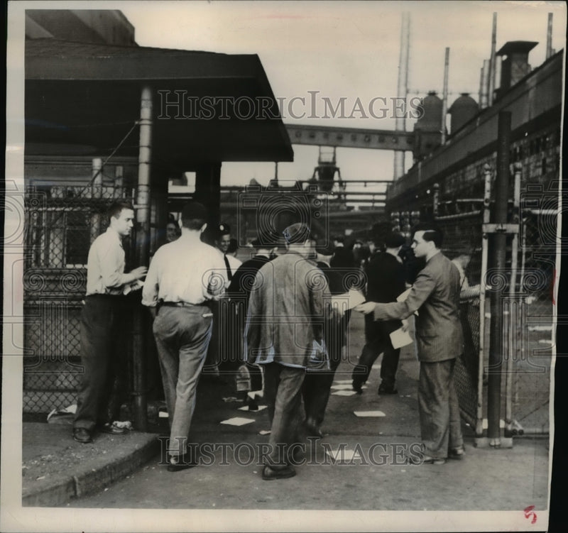 Load image into Gallery viewer, 1949 Press Photo UAW-CIO handing out leaflets at Ford Motor's Rouge plant gate
