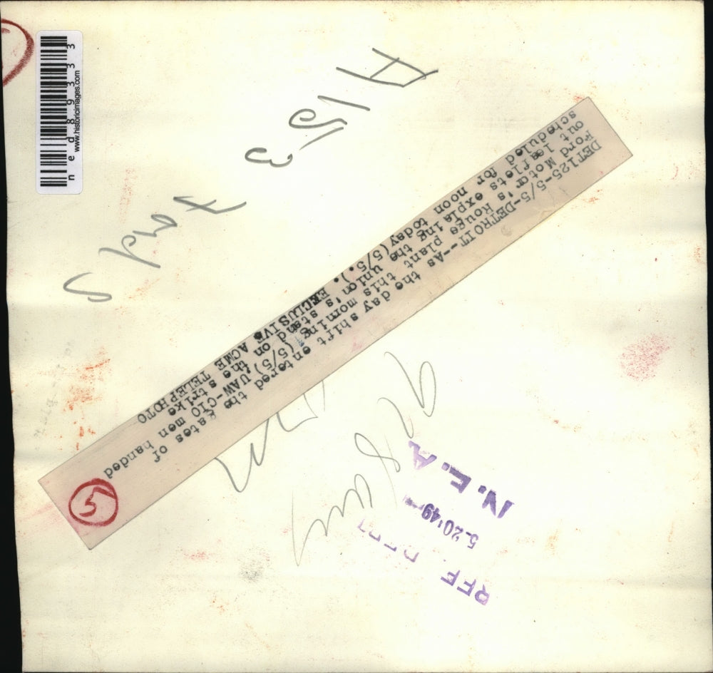 1949 Press Photo UAW-CIO handing out leaflets at Ford Motor's Rouge plant gate