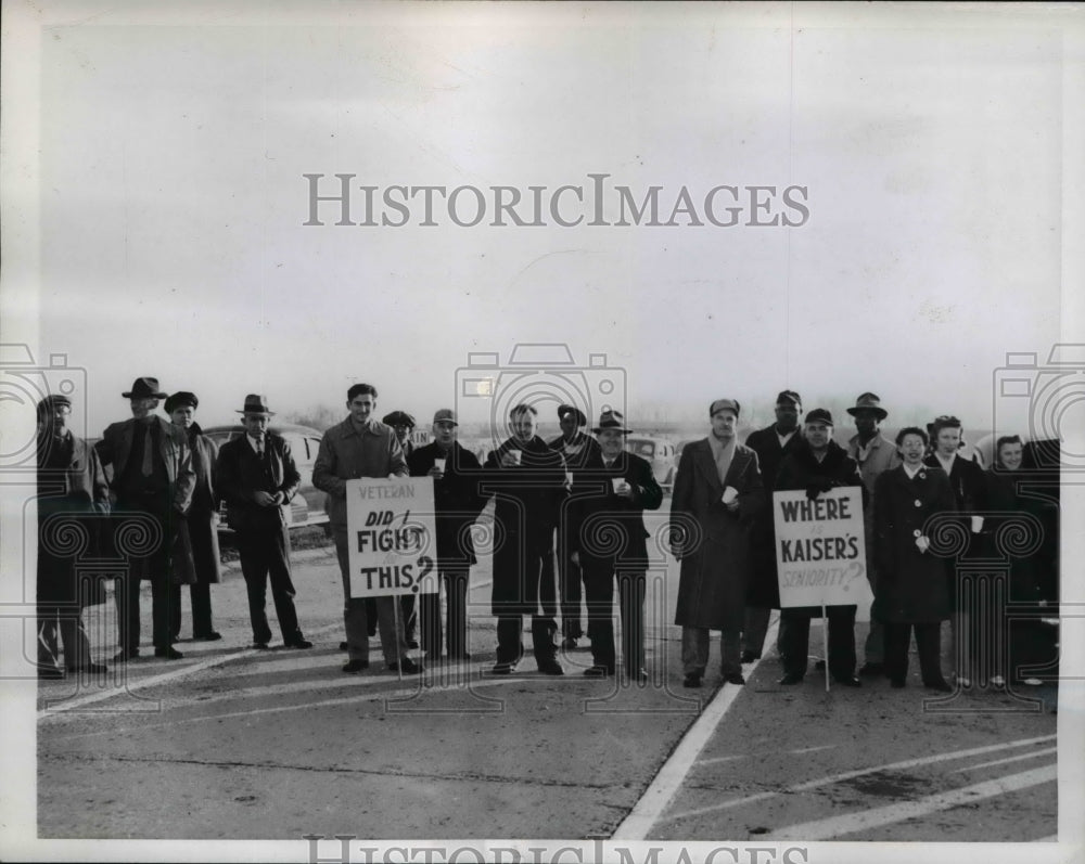 1945 Press Photo Pickets blocking the main highway of Willow Run Plant