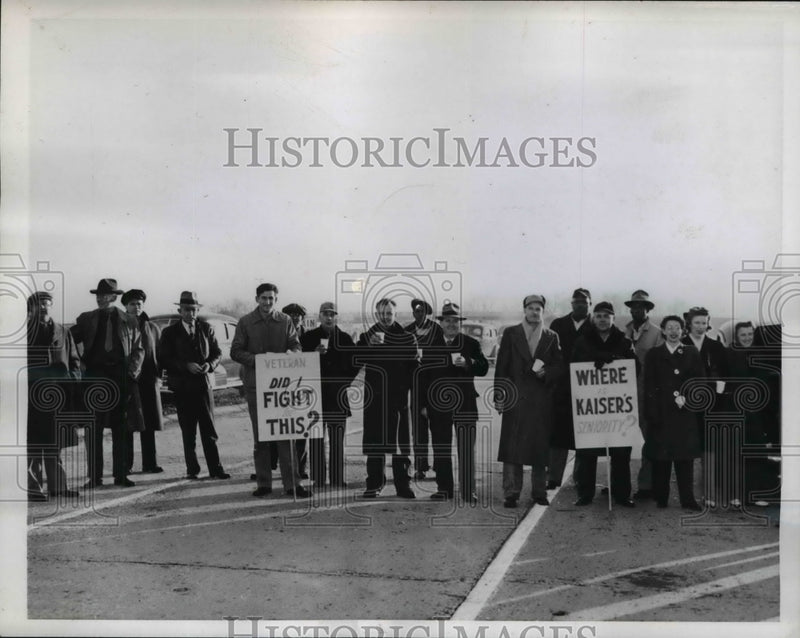 Load image into Gallery viewer, 1945 Press Photo Pickets blocking the main highway of Willow Run Plant
