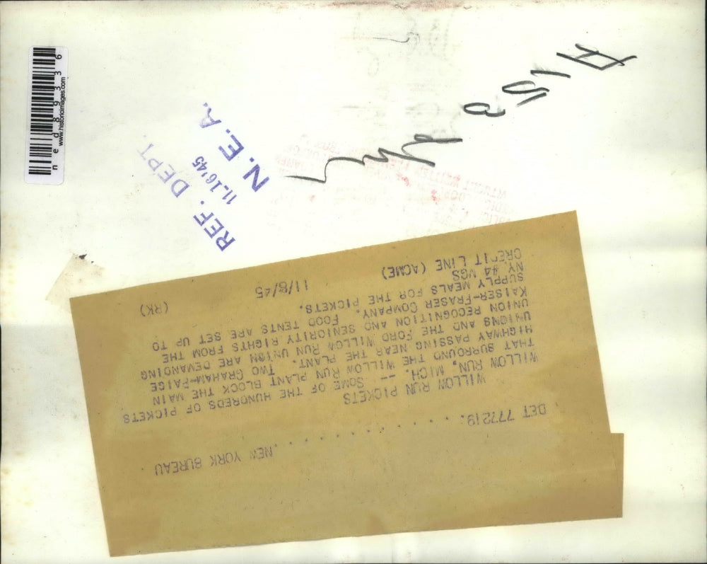 1945 Press Photo Pickets blocking the main highway of Willow Run Plant