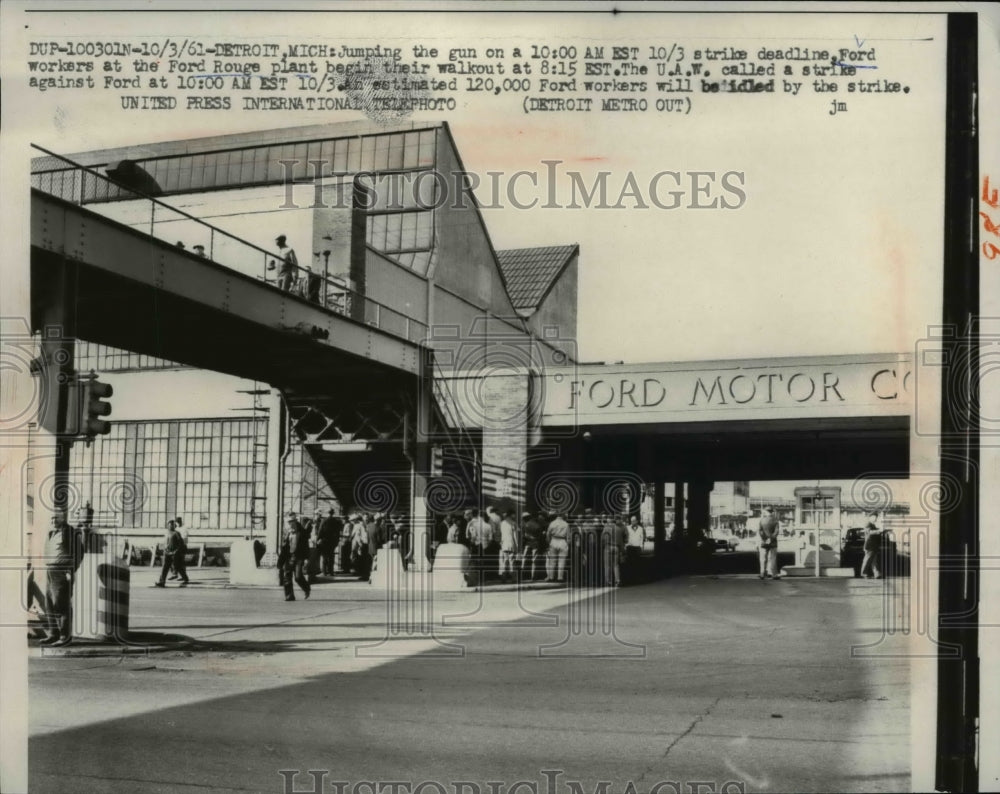 1961 Press Photo Ford workers at Rouge plant before UAW's strike against Ford