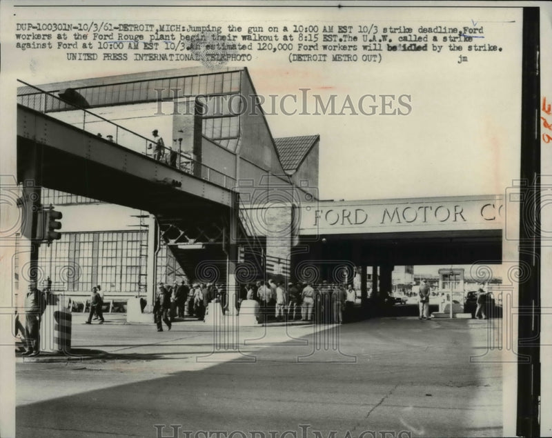 Load image into Gallery viewer, 1961 Press Photo Ford workers at Rouge plant before UAW's strike against Ford
