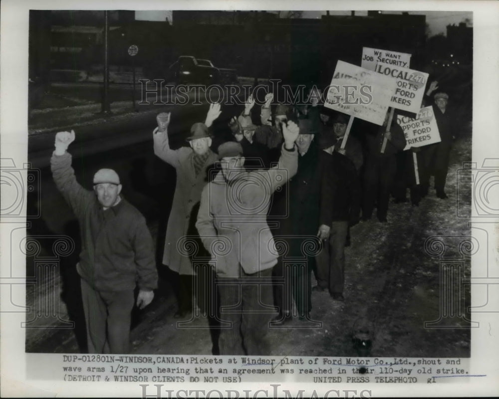 1955 Press Photo Pickets at Windsor plant of Ford Motor Company