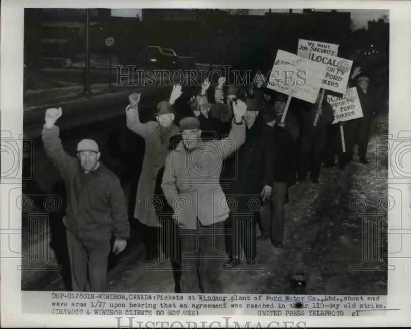 Load image into Gallery viewer, 1955 Press Photo Pickets at Windsor plant of Ford Motor Company
