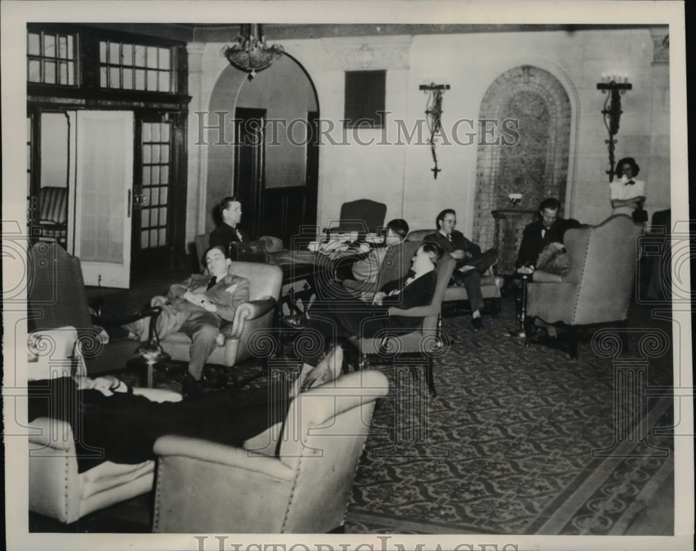 1949 Press Photo Reporters on vigil for the Ford-UAW(CIO) negotiations