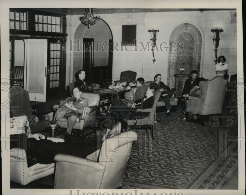 Load image into Gallery viewer, 1949 Press Photo Reporters on vigil for the Ford-UAW(CIO) negotiations
