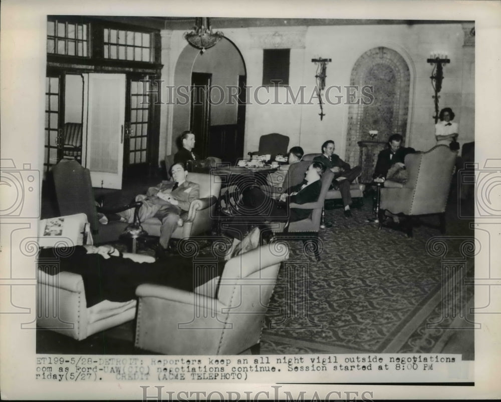 1949 Press Photo Reporters on vigil during Ford-UAW(CIO) negotiations
