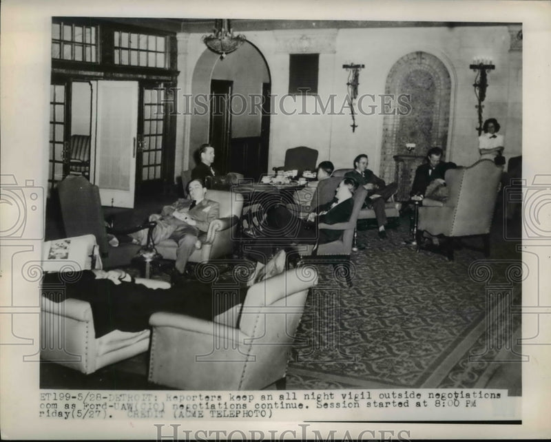 Load image into Gallery viewer, 1949 Press Photo Reporters on vigil during Ford-UAW(CIO) negotiations
