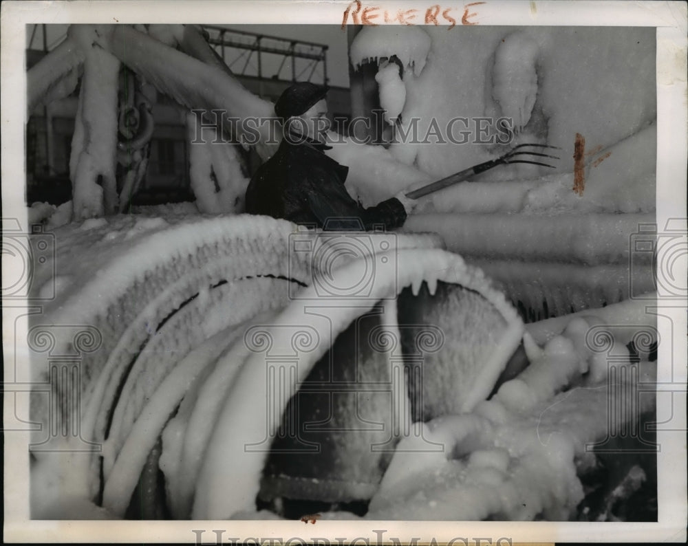 1945 Press Photo Crew Member, removes winters handiwork from the vessel