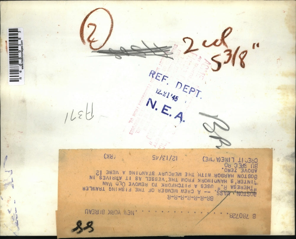 1945 Press Photo Crew Member, removes winters handiwork from the vessel