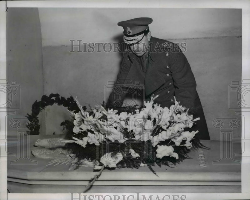 Load image into Gallery viewer, 1947 Press Photo Gov.General of Canada, pays tribute to Viscount Alexander

