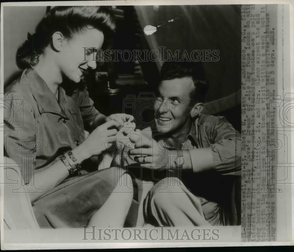 1946 Press Photo Lt. Robert Glenn with wife expecting a baby