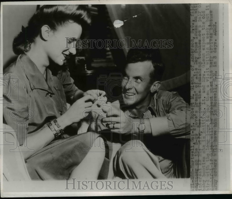 Load image into Gallery viewer, 1946 Press Photo Lt. Robert Glenn with wife expecting a baby
