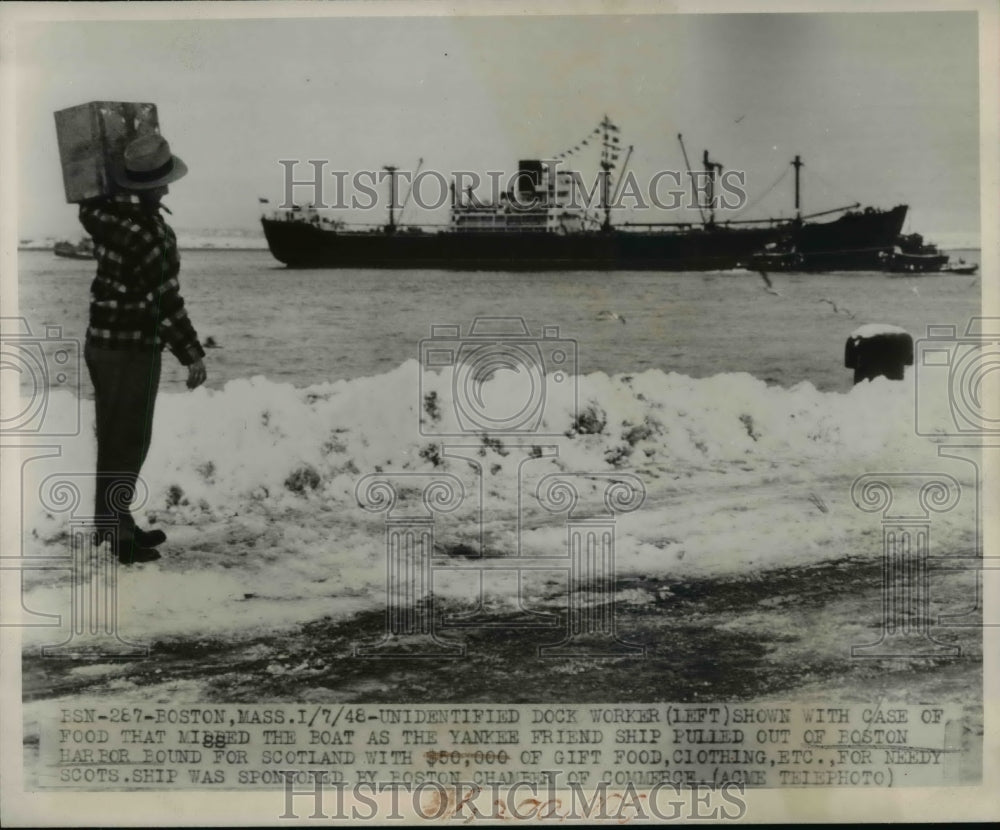 1948 Press Photo Dock worker missed the boat,bound for Scotland