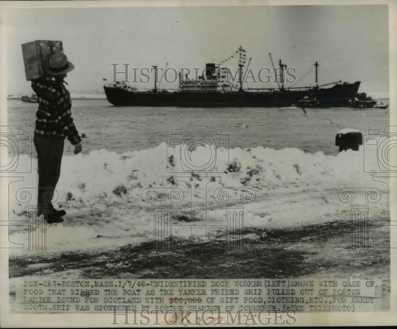 Load image into Gallery viewer, 1948 Press Photo Dock worker missed the boat,bound for Scotland
