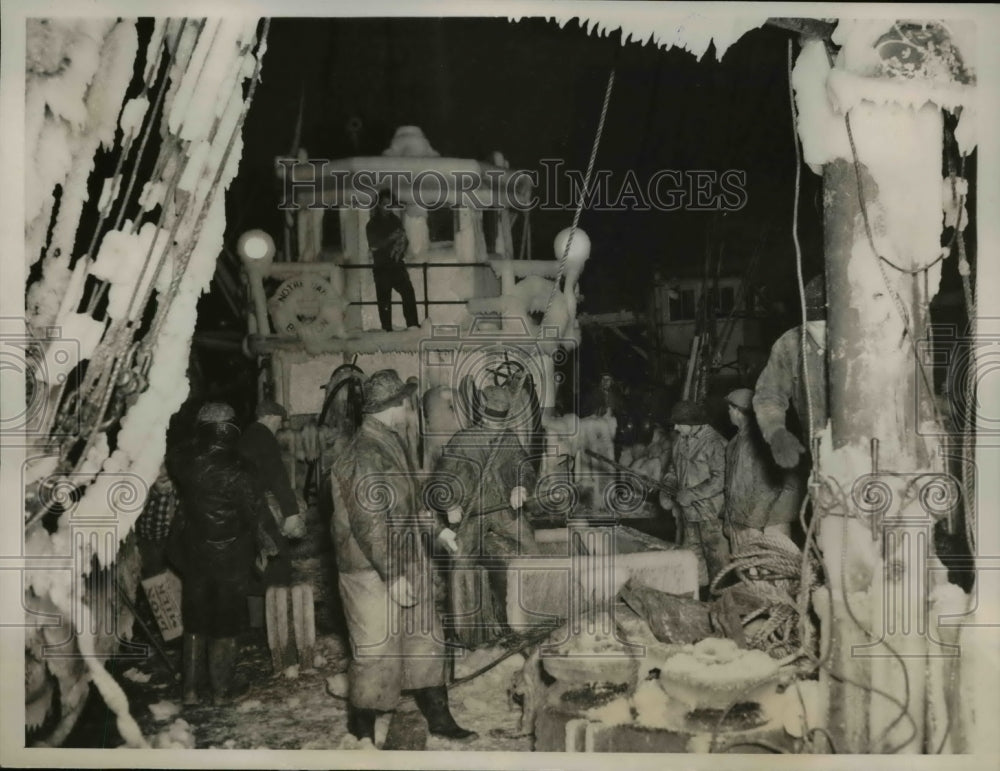 1937 Press Photo Plenty of fish and ice aboard fishing trawler