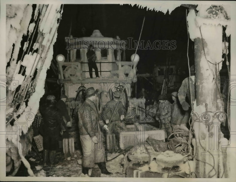 Load image into Gallery viewer, 1937 Press Photo Plenty of fish and ice aboard fishing trawler
