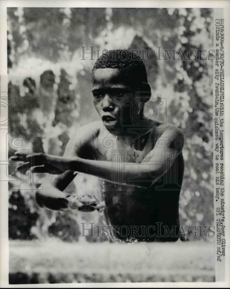 Load image into Gallery viewer, 1970 Press Photo Joey Oliver in City Fountain to Cool Off
