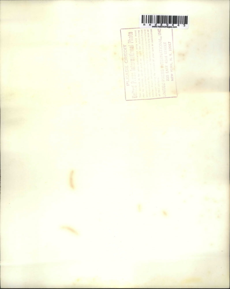 1970 Press Photo Joey Oliver in City Fountain to Cool Off