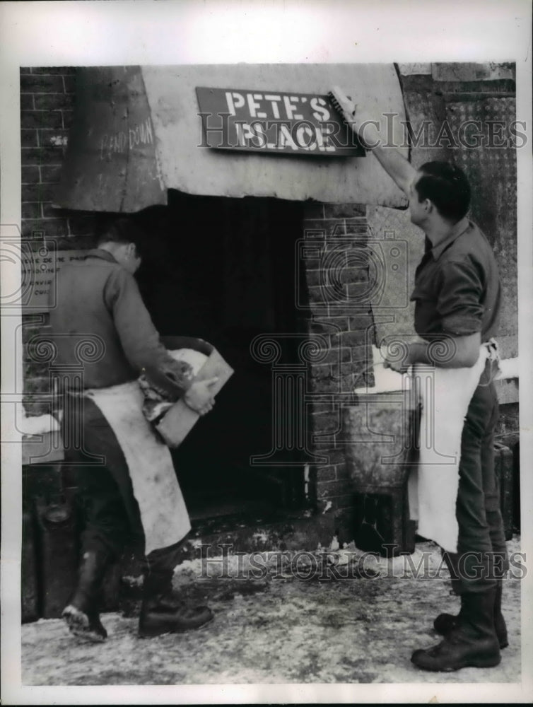 1945 Press Photo Sgt.polishes sign telling yanks that this is Pete's Place