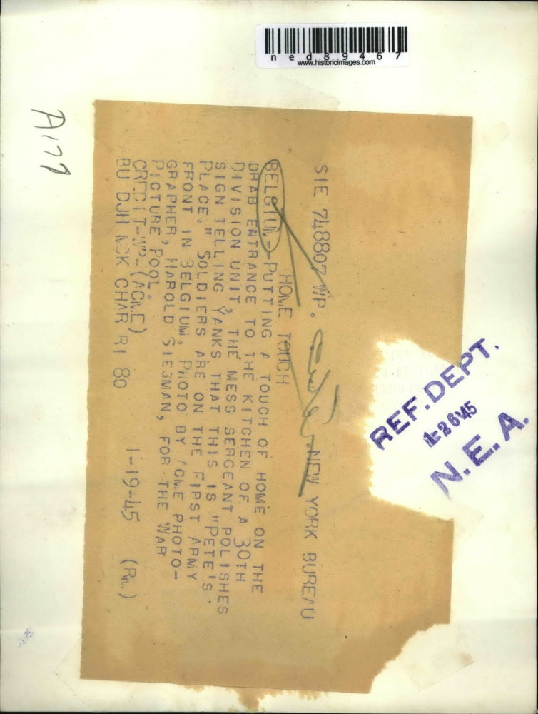 1945 Press Photo Sgt.polishes sign telling yanks that this is Pete's Place